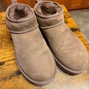 Classic Ultra Mini Ugg in chocolate brown size 41/10